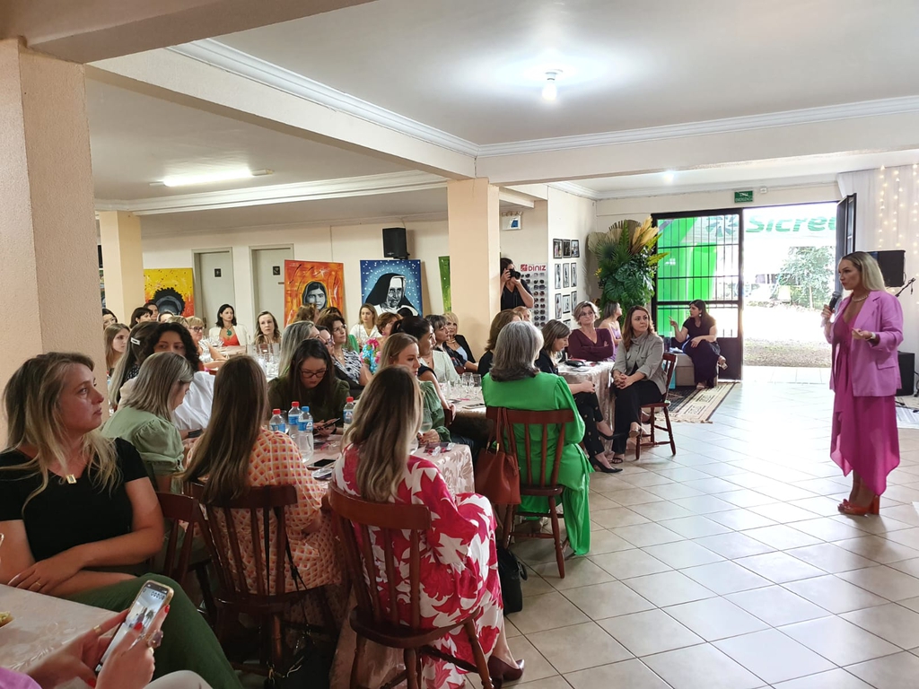 Sicredi valoriza o público feminino e participa de ações alusivas ao